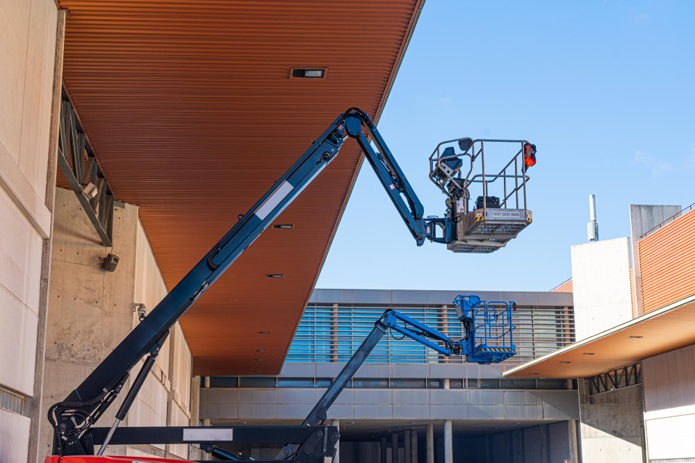 Hoogwerker in gebruik tijdens een groepstraining werken op hoogte