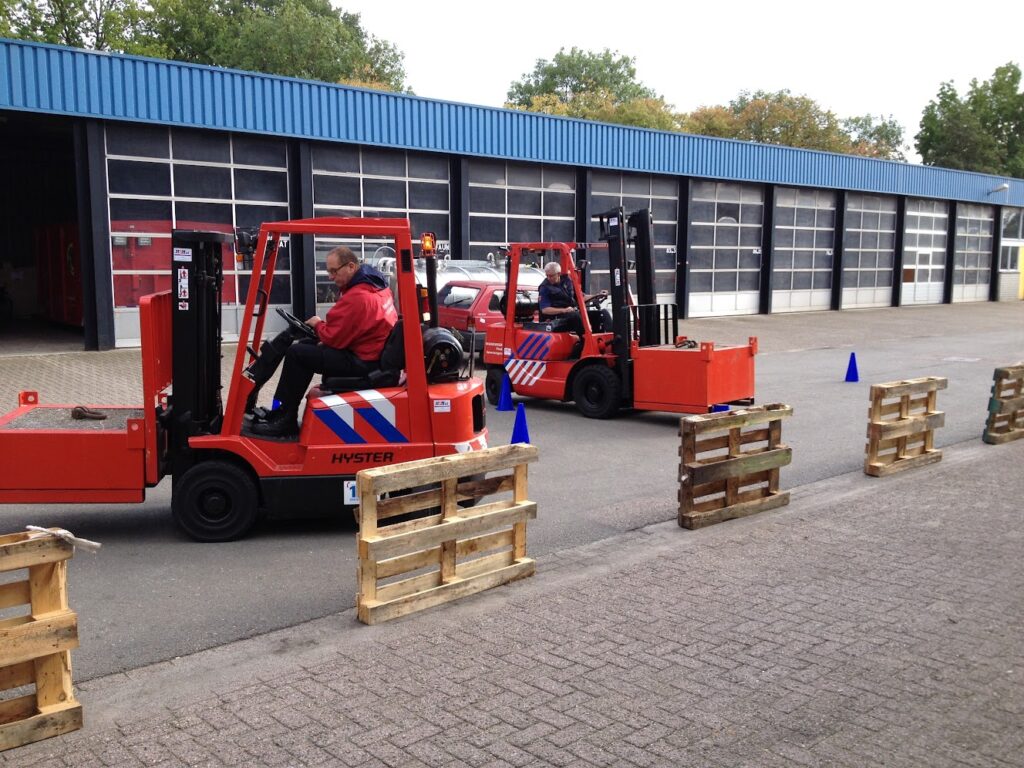 Heftrucks op het buitenterrein tijdens de heftruckopleiding van PTC Opleidingen